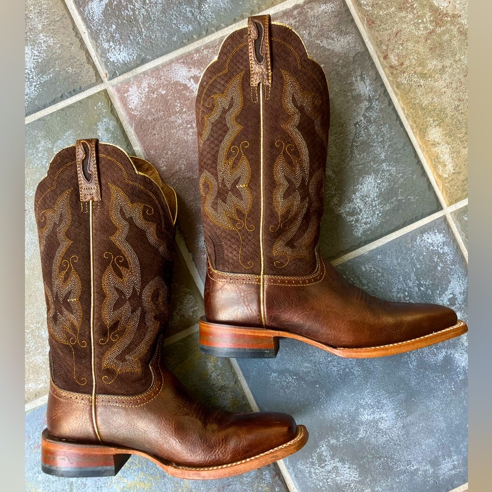 Ariat 8.5 Nitro wide square toe western boots in rich brown with gold trim 👢🌟